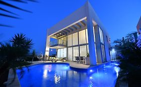 Turquoise Apartment With Pool